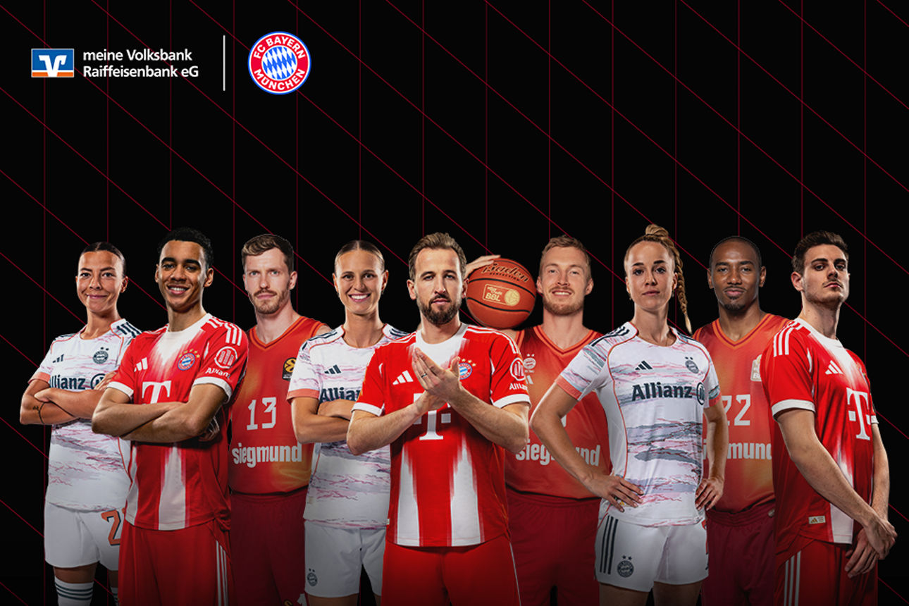 Gruppenfoto der Spieler und Spielerinnen des FC Bayern München