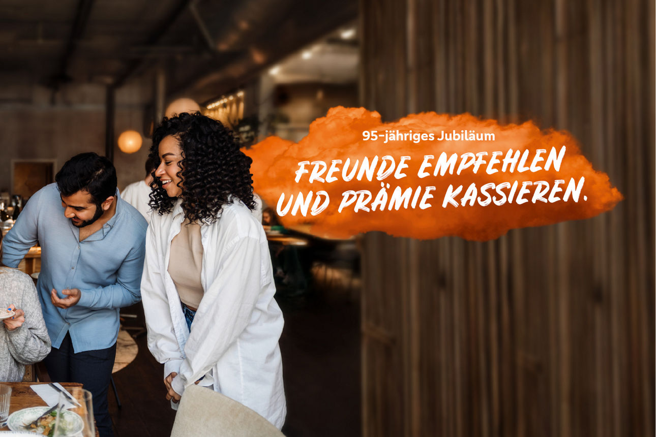 Junge Frau feiert Geburtstag, hat eine Torte mit einer Kerze in der Hand, noch vier Freunde freuen sich mit ihr.