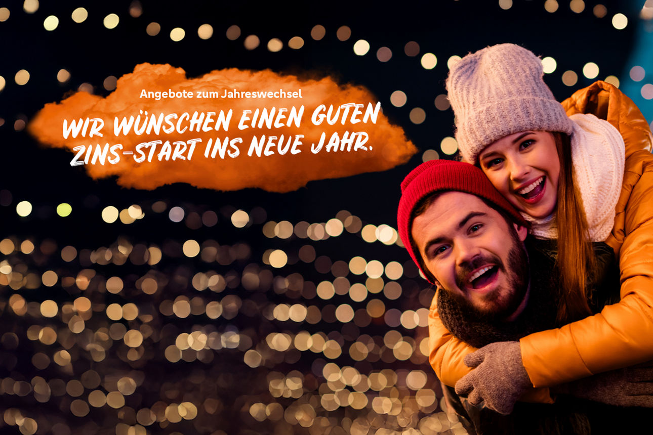 Großmutter mit ihrer Enkeltochter die Geldmünzen in ein Sparschwein werfen. Sie sitzen vor einem Couchtisch, im Hintergrund ein Sofa. Links im Bild steht auf einer orangenen Fläche "Neugeldangebot: Für eine Zukunft, die zählt. Jetzt 2,25 % Festzins p.a. sichern."