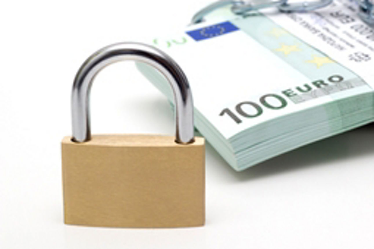 Euro-Banknoten und ein Vorhängeschloss auf einem weißen Hintergrund