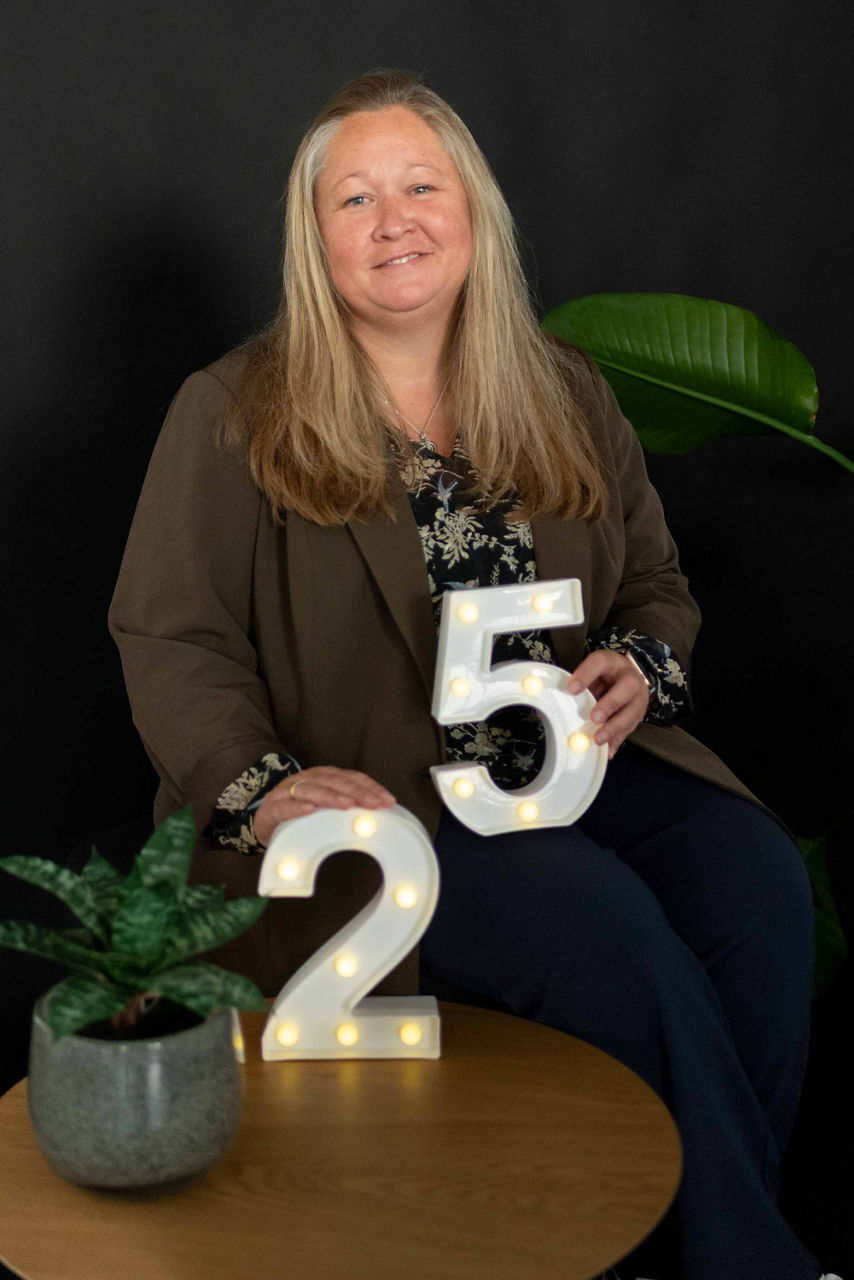 Jubilar Silke Ullrich mit den Zahlen 2 und 5 