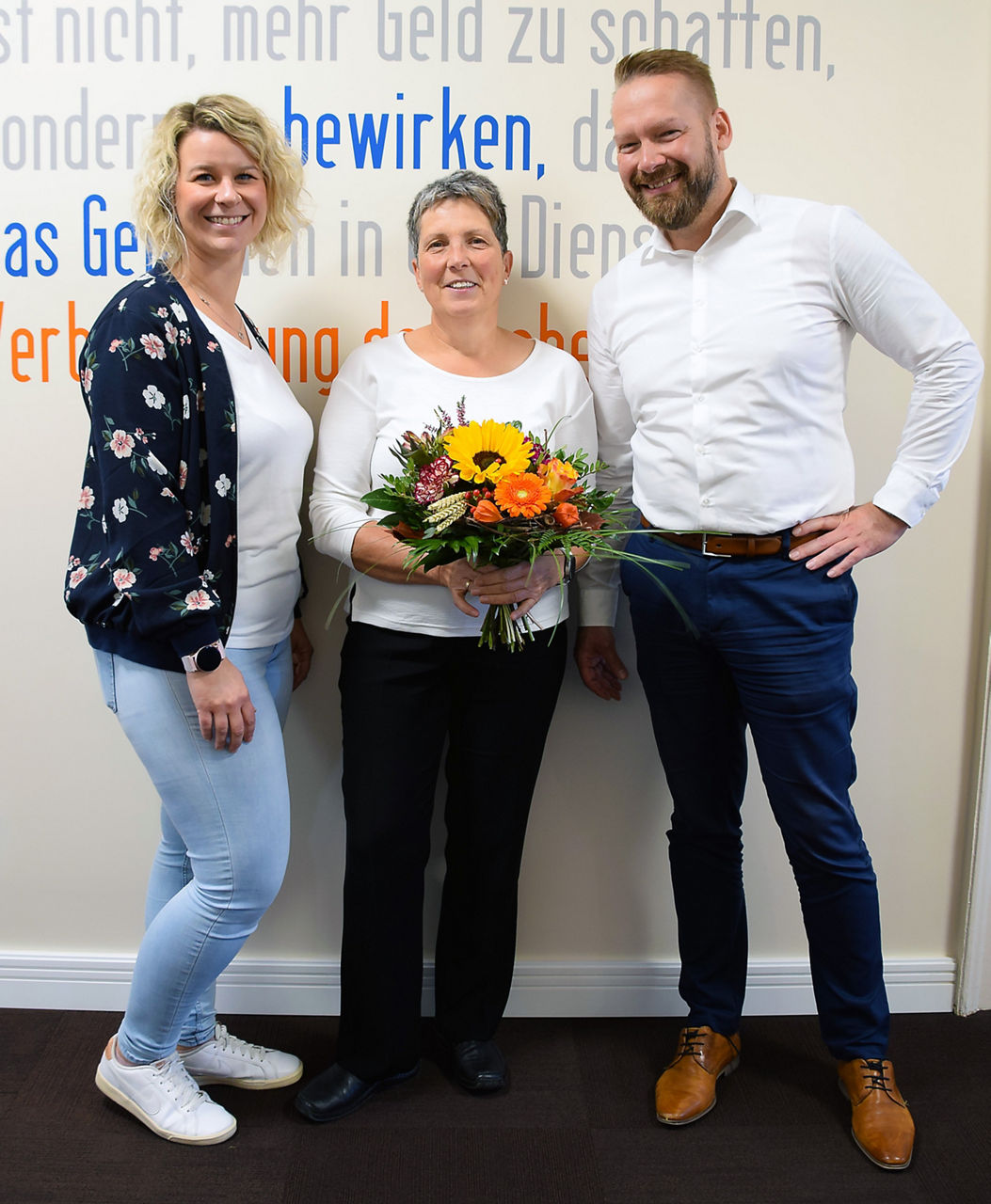 Sylke Schubert (Mitte) mit Personalleiterin Melanie Penz (links) und Vorstandsmitglied Thomas Meyer (rechts)