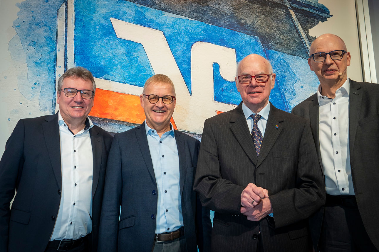 Gruppenfoto: (v.l.n.r.) Vorstandsmitglied Johannes Janhsen, Aufsichtsratsvorsitzender Dieter Wies, Gastredner Dr. Norbert Lammert, Vorstandsmitglied Wilfried Bosch