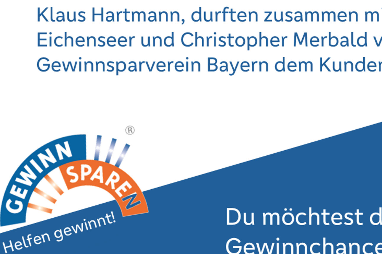 Bild mit unseren Vorständen mit der Gewinnsumme vor dem VR Logo zur Gewinnübergabe Hauptpreis Gewinnsparen