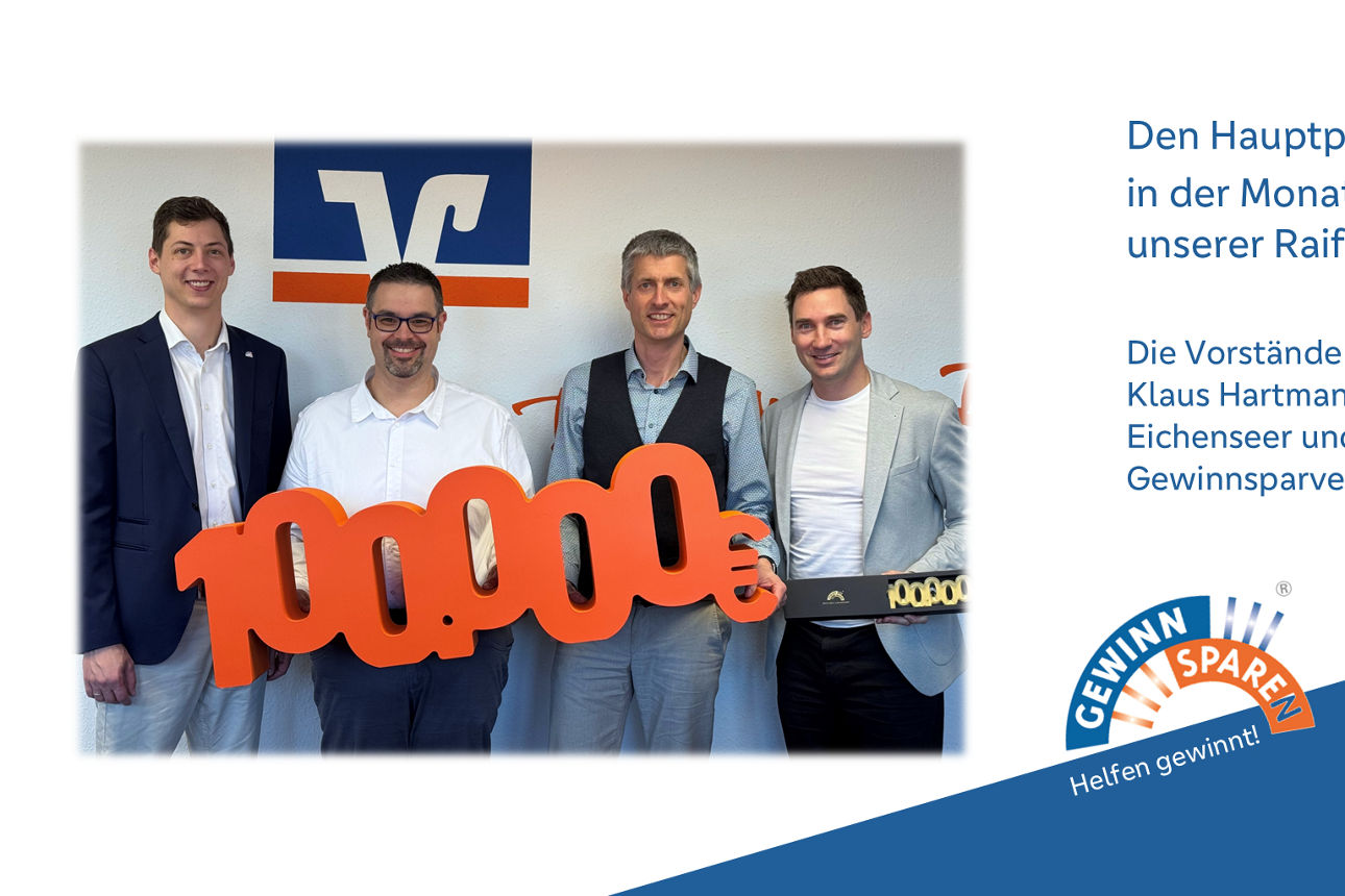 Bild mit unseren Vorständen mit der Gewinnsumme vor dem VR Logo zur Gewinnübergabe Hauptpreis Gewinnsparen