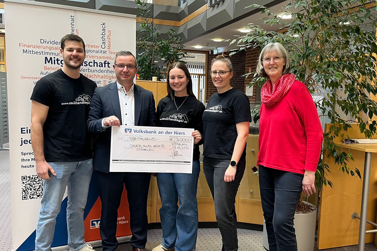 Die Vertreter des Sauerlandlagers Straelen freuen sich über die gesammelten Spenden