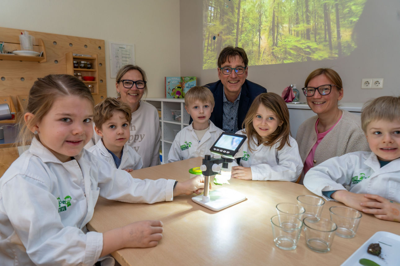 Die kleinen Forschenden gemeinsam mit Kita-Leitung Silke Mogritz-Streppel, Volksbank-Geschäftsstellenleite