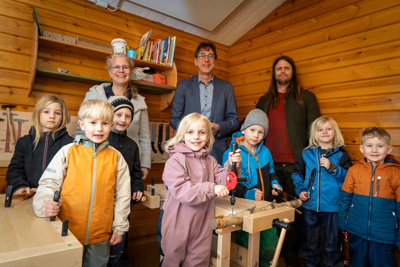 Die jungen Bastler mit Kindergartenleitung Marion Stuckmann, Volksbank-Geschäftsstellenleiter Markus Bexte, und Kita-Mitarbei