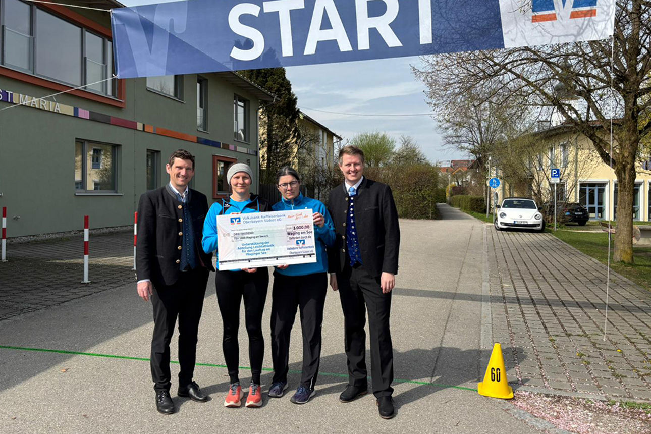 Daniel Schader (Bereichsleiter) und Alexander Parzefall (Filialleiter in Waging) übergeben den symbolischen Spendenscheck.