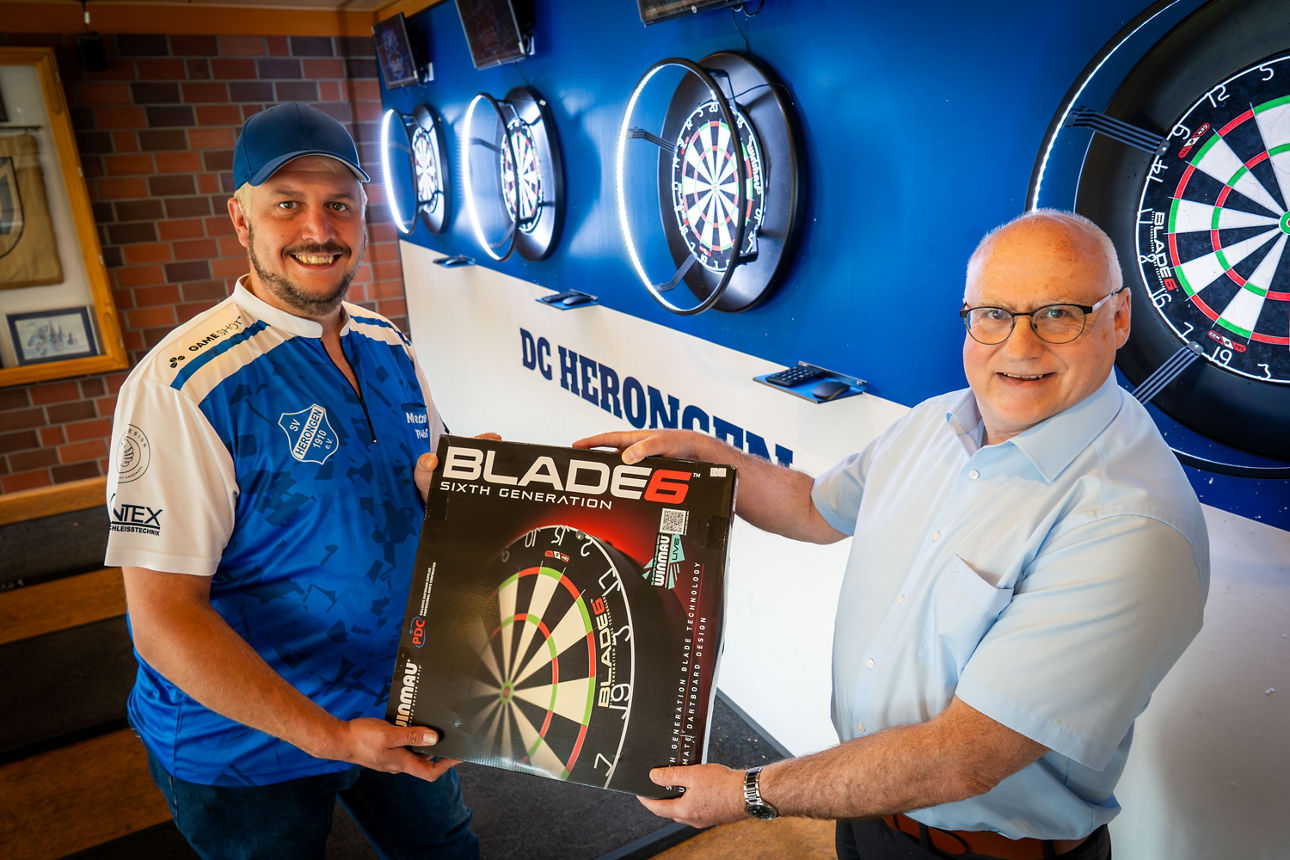 Volksbank spendet Dartboards für den DC Herongen: Lukas Metzer (Vorsitzender DC Herongen), Hermann-Josef Schmitz (Ortsrepräse