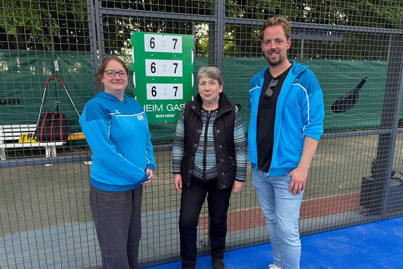 Volksbank an der Niers unterstützt neuen Padelplatz des TC Kapellen mit Spende für Anzeigetafel