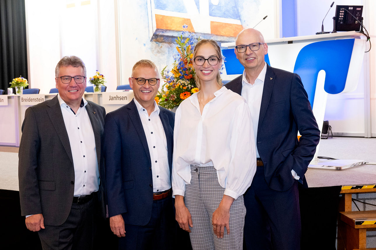 Joahnnaes Janhsen, Dieter Wies, Anna Janssen, Wilfried Bosch auf der Vertreterversammlung im Gocher KASTELL
