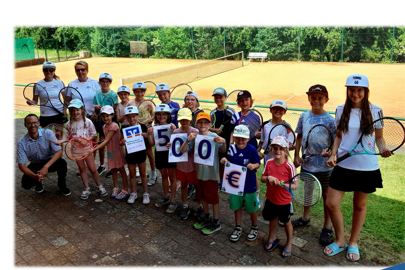 Georg Boos mit Trainer-Team und Kinder  der Abteilung Tennis vor einem Sandplatz