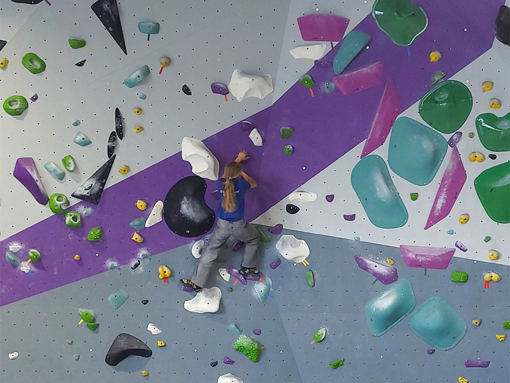 Wahlfachgruppe Klettern sammelt Erfahrungen im Boulderlabor Freilassing