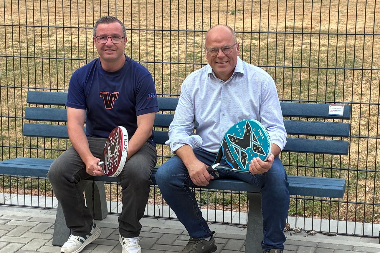 Volksbank an der Niers sponsort Sitzbänke am Padelplatz beim SC Auwel-Holt