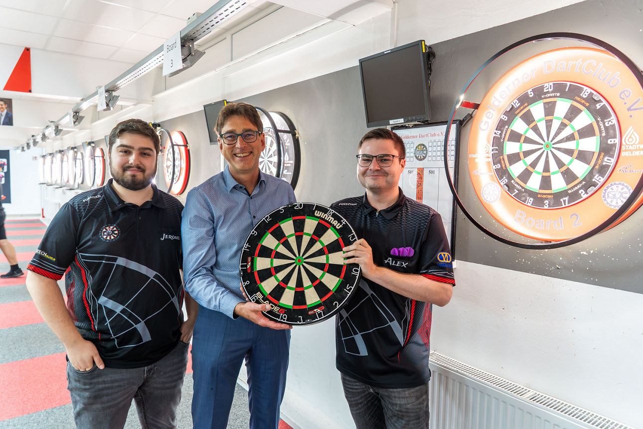 Volksbank spendet neue Dartboards für den Gelderner DartClub