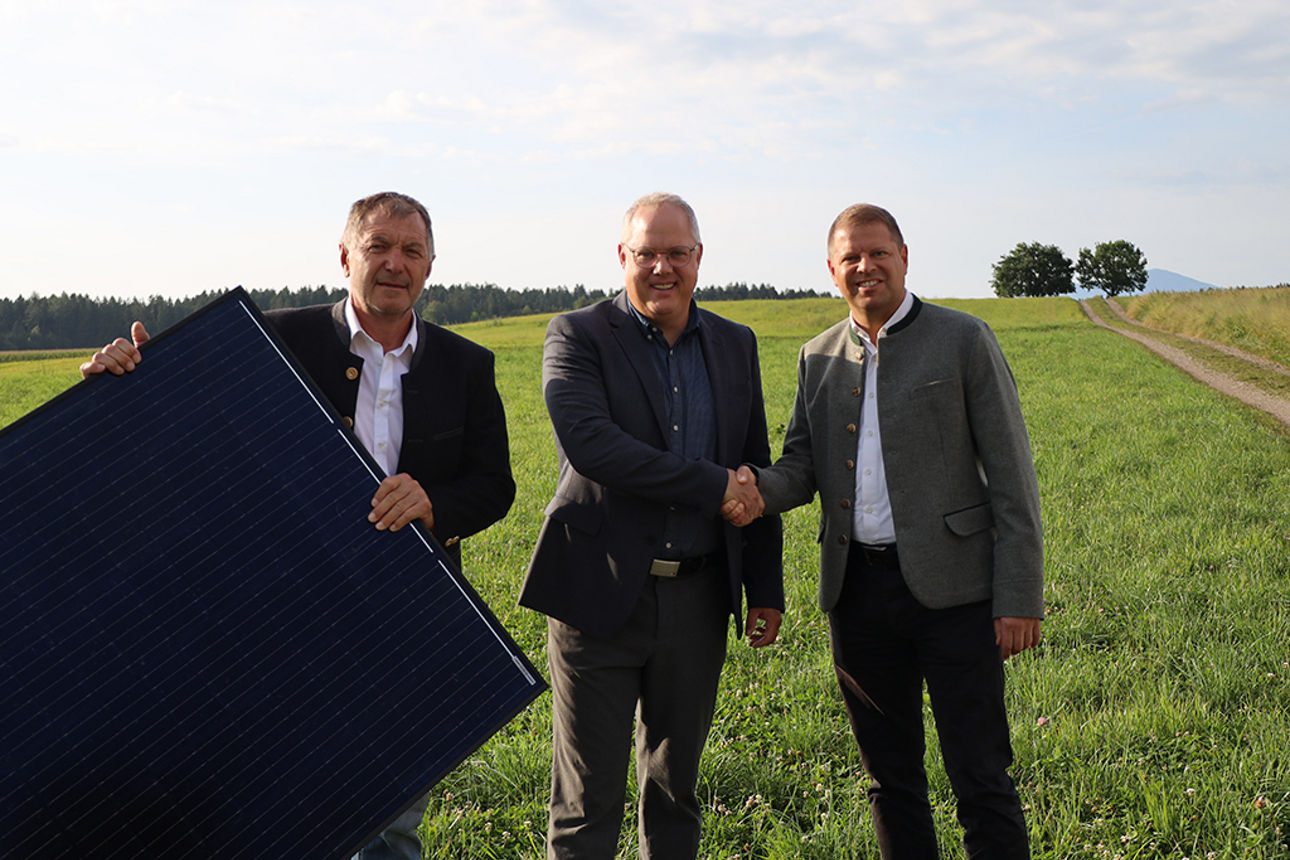 Bauarbeiten für den Bürger-Solarpark der VR EnergieGenossenschaft in Pattenham haben begonnen