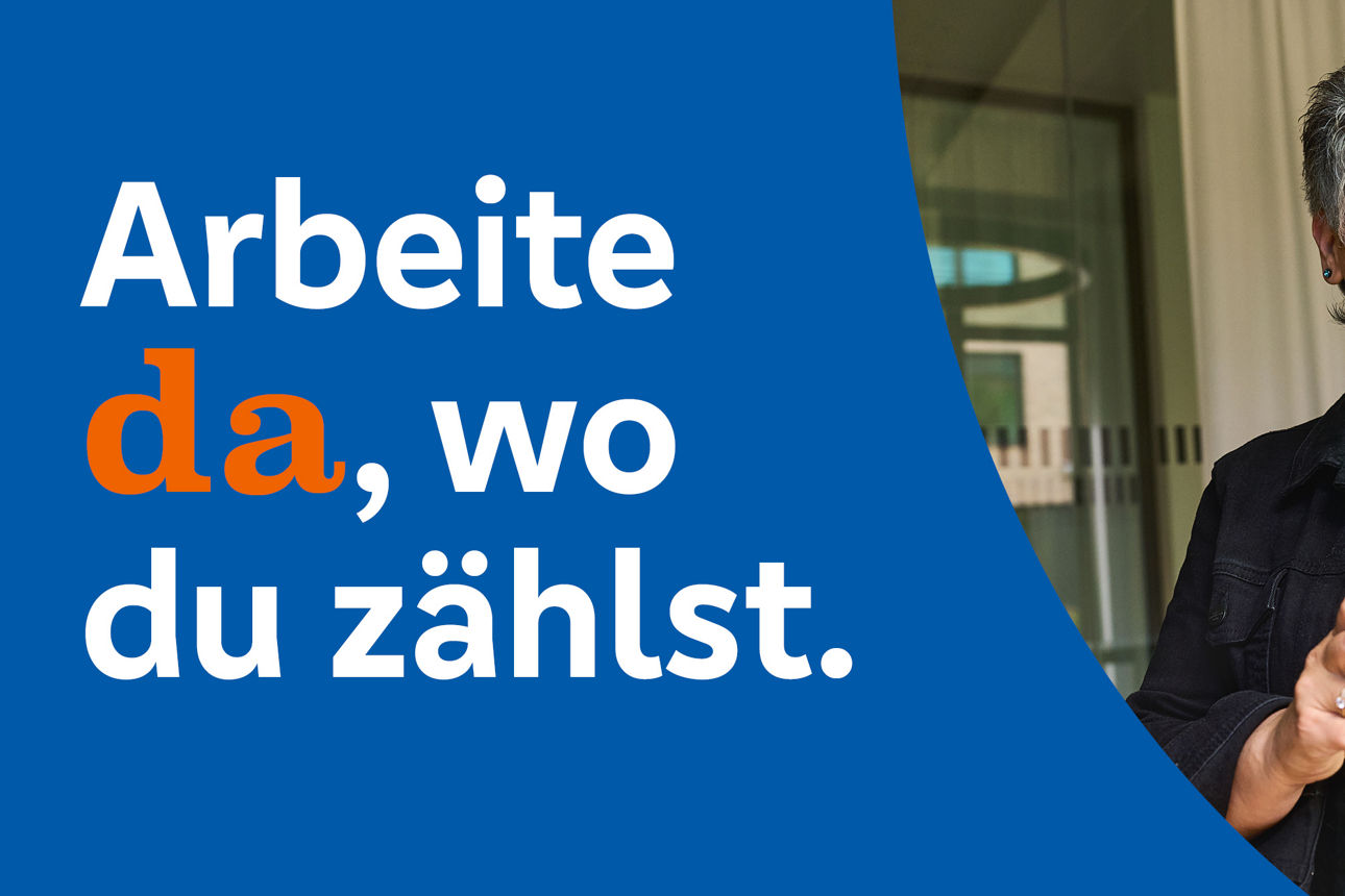 Eine Frau lächelnd hält eine Brille in der Hand.