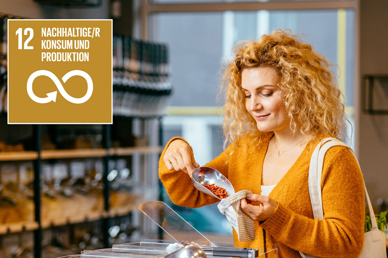 Eine Frau füllt in einem Unverpacktladen Lebensmittel in einen Stoffbeutel, daneben Icon "Nachhaltiger Konsum und Produktion"