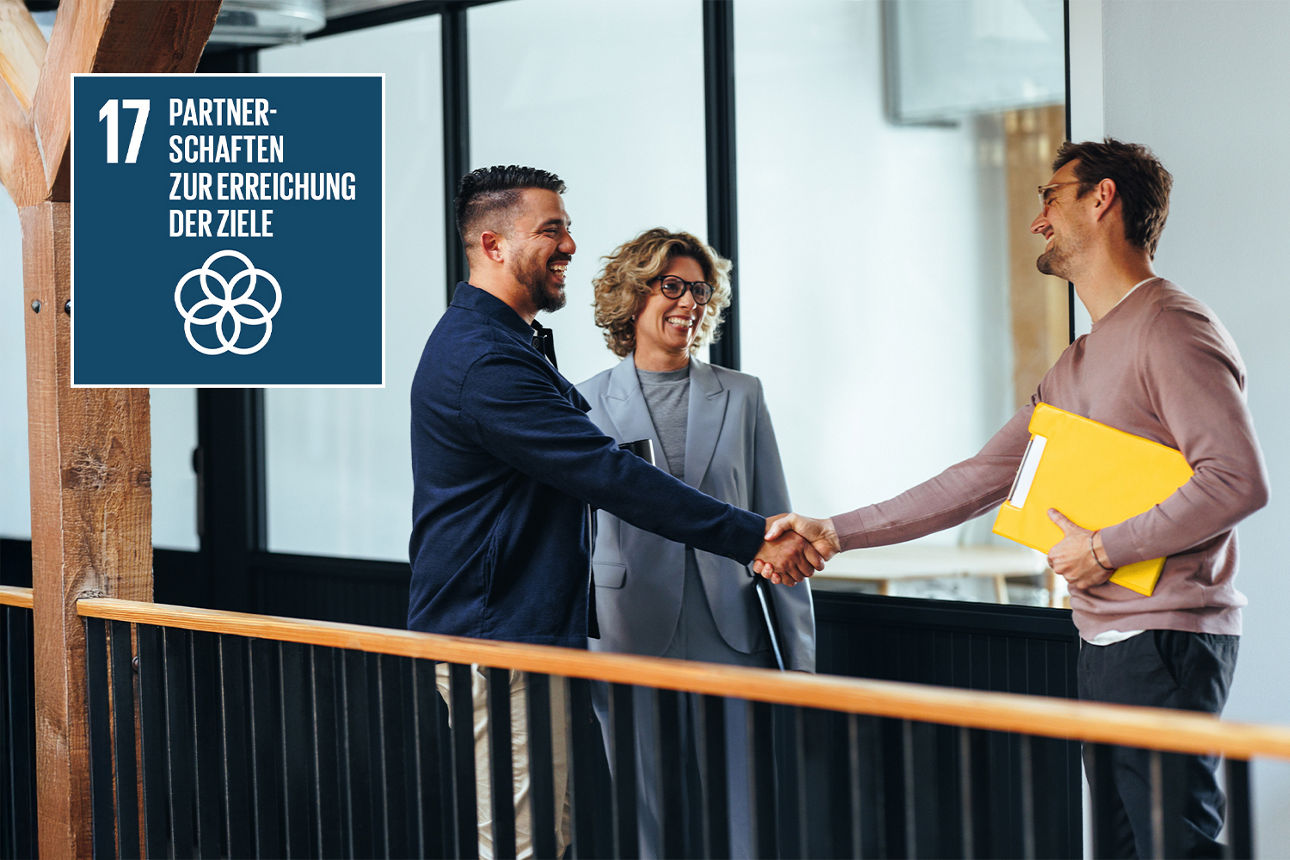 drei Personen stehen auf einer Galerie, zwei Männer schütteln sich lächelnd die Hand, daneben Icon "Partnerschaften"