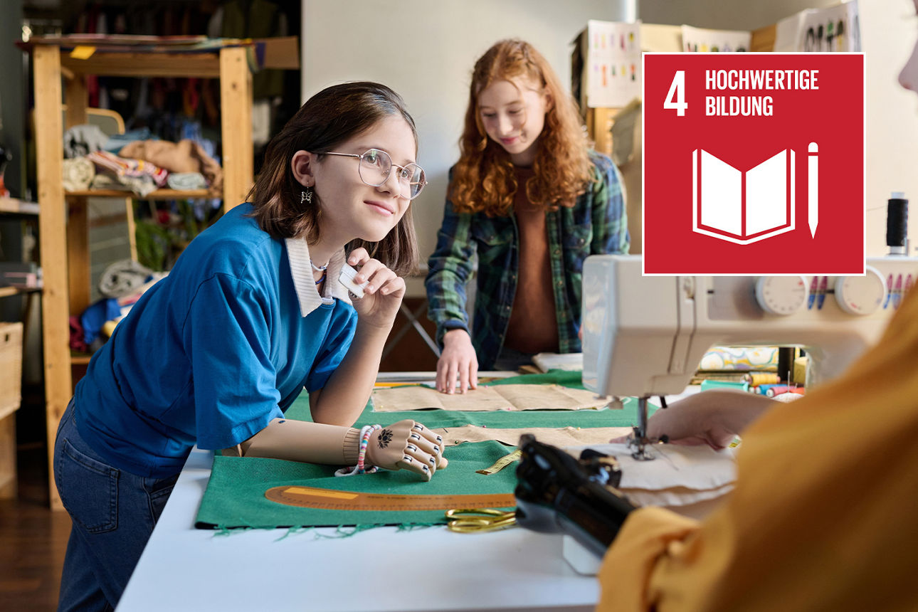 Zwei Kinder stehen an einem Arbeitstisch mit einer Nähmaschine, daneben Icon "Hochwertige Bildung"