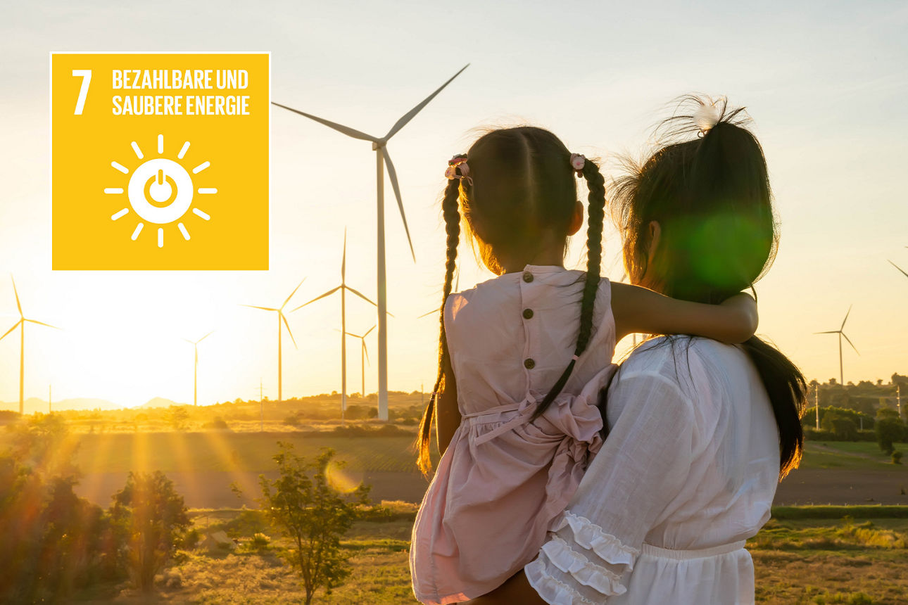 Mutter und Tocher blicken auf ein Feld mit Windrädern, daneben Icon "Bezahlbare und Saubere Energie"