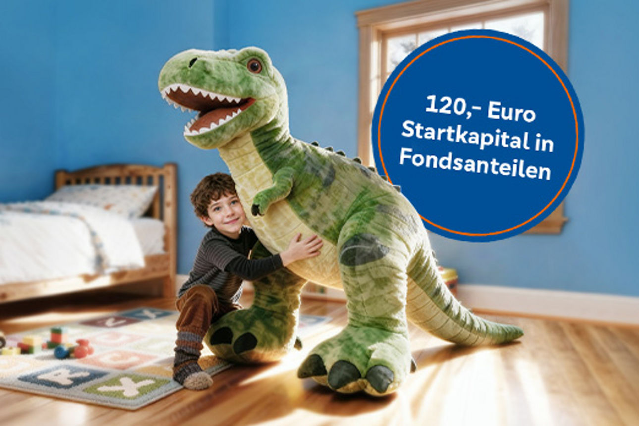 Großmutter mit ihrer Enkeltochter die Geldmünzen in ein Sparschwein werfen. Sie sitzen vor einem Couchtisch, im Hintergrund ein Sofa. Links im Bild steht auf einer orangenen Fläche "Welspartag: Für eine Zukunft, die zählt. Jetzt 2,25 % Festzins p.a. sichern."