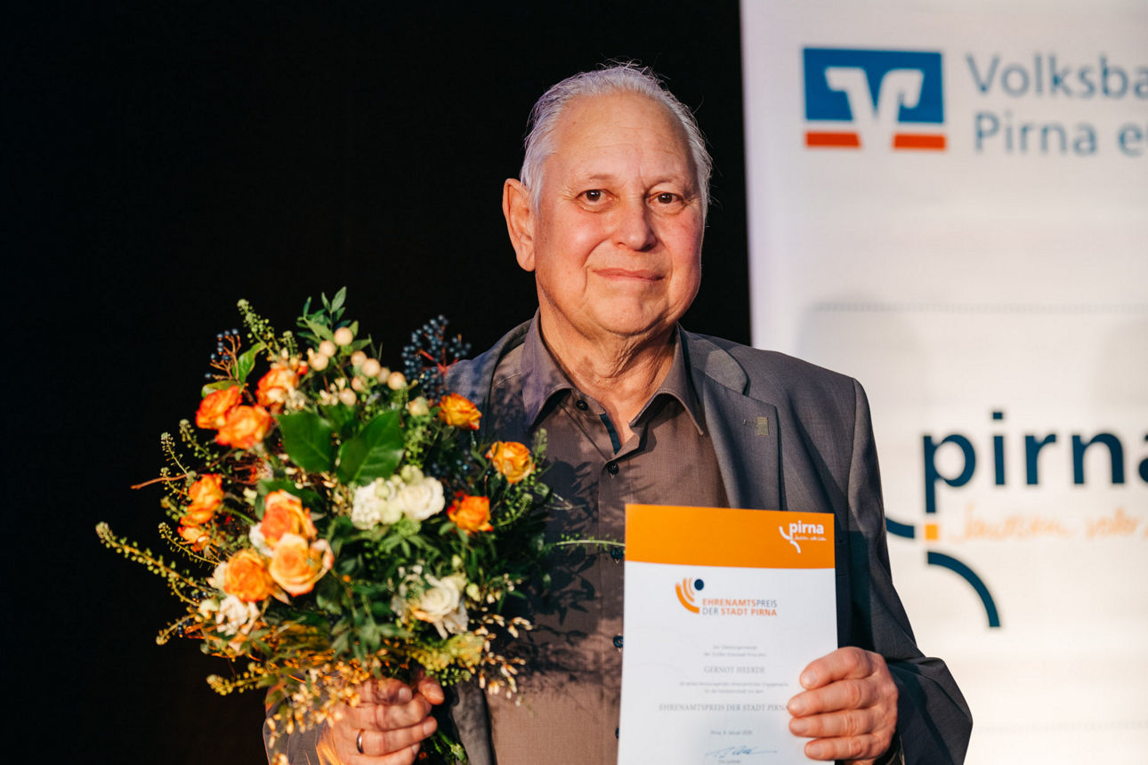 Gernot Heerde wird für sein ehrenamtliches Engagement ausgezeichnet.