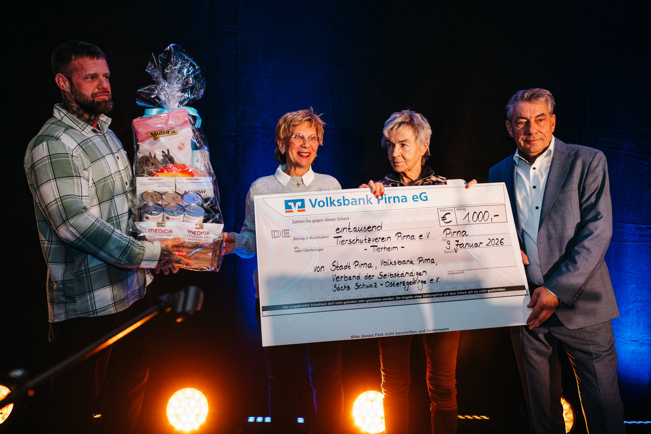 Das Tierheim Pirna freut sich über die Spende der Veranstalter.