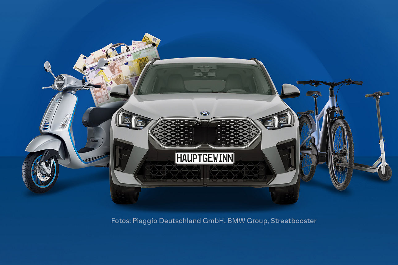Ein BMW iX2 eDrive20,  ein E-Roller, eine Vespa, ein E-Bike und ein Geldkoffer vor einem blauen Hintergrund