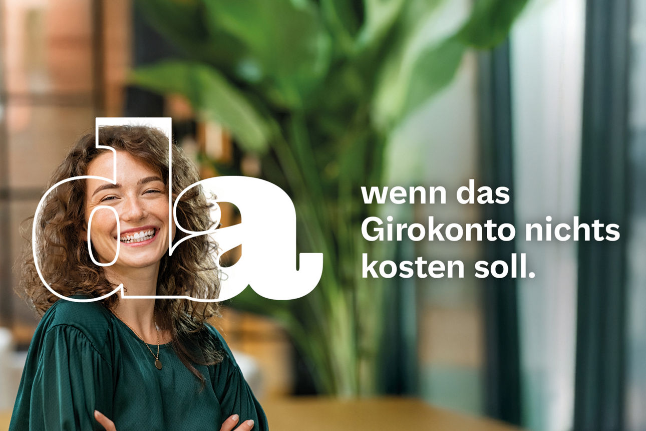 Frau mit verschränkten Armen vor unscharfem Hintergrund mit Pflanzen und Text 'wenn das Girokonto nichts kosten soll'