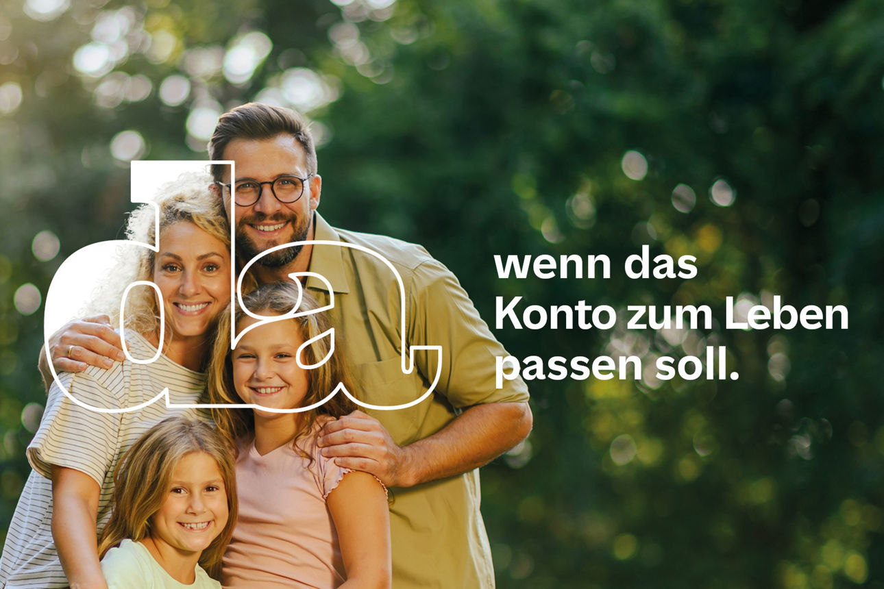 Familie mit zwei Erwachsenen und zwei Kindern steht im Freien vor unscharfem Hintergrund mit Bäumen und Lichtpunkten