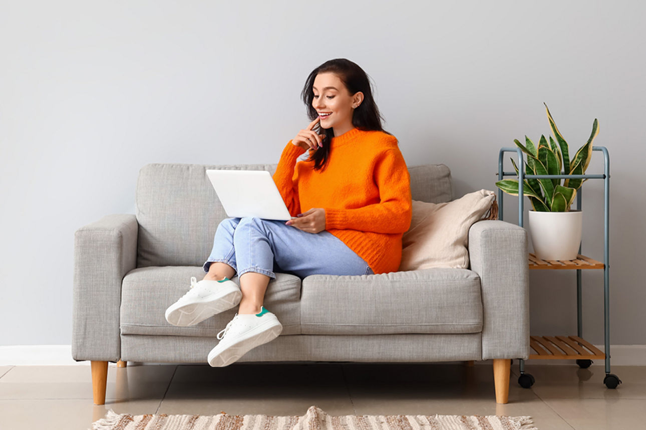 Die Adventskalender und Spiele werden in der Sparda-Filiale Aschaffenburg übergeben