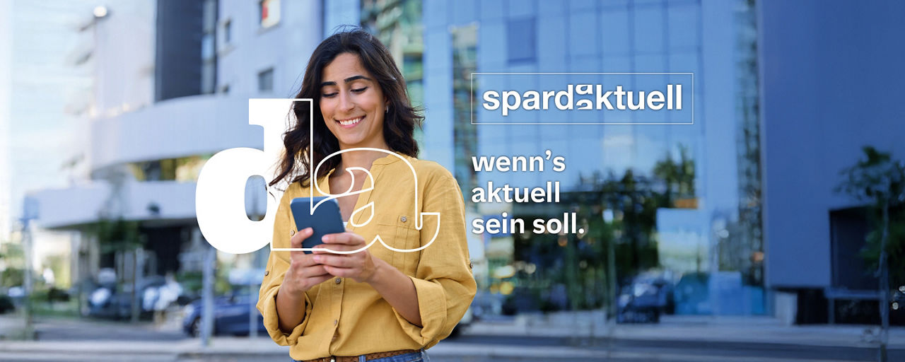 Frau schaut auf ihr Handy