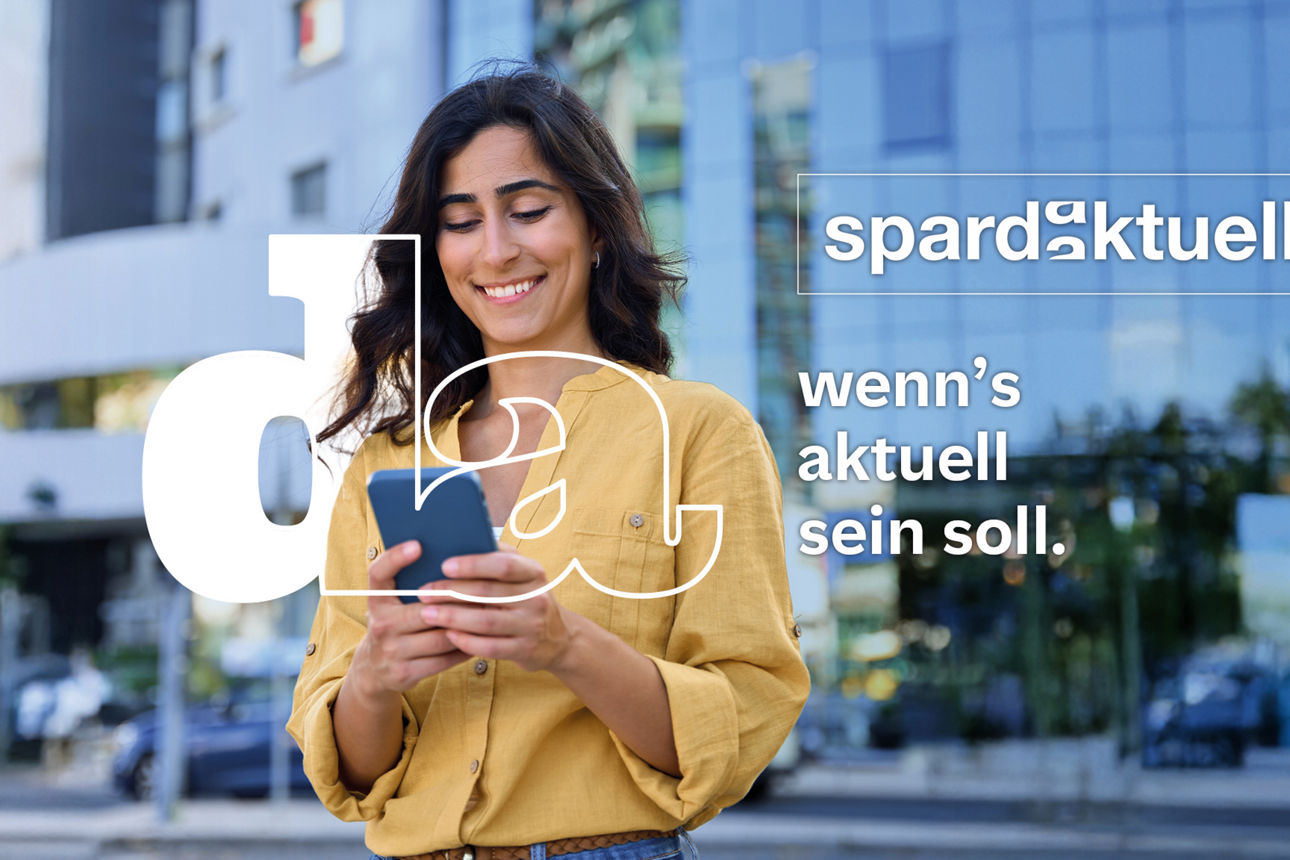 Eine Frau liest auf ihrem Handy, neben ihr steht "da, , wenn's aktuell sein soll".