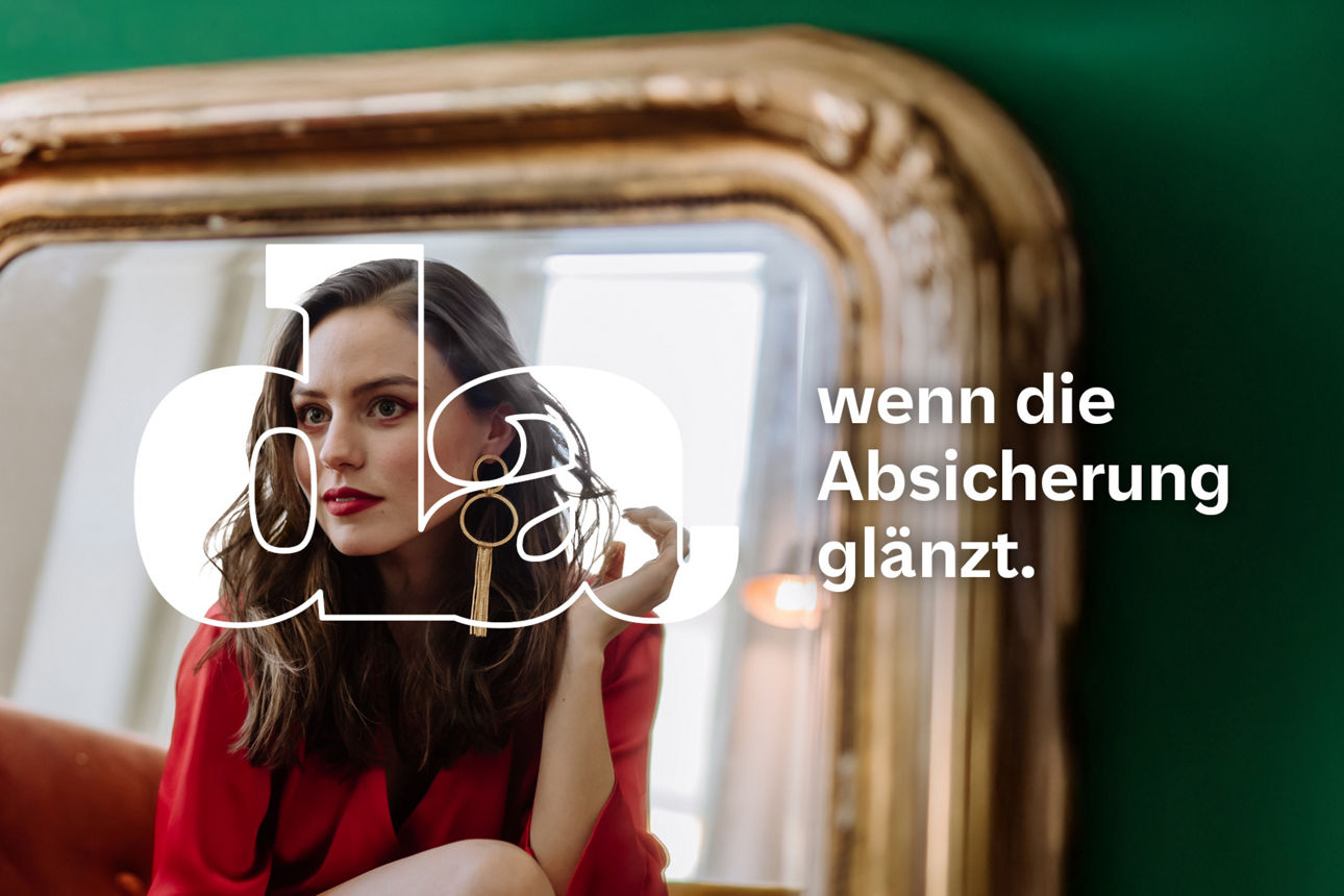 Junge Frau mit langen Haaren und auffälligen Ohrringen betrachtet sich nachdenklich im großen goldgerahmten Spiegel