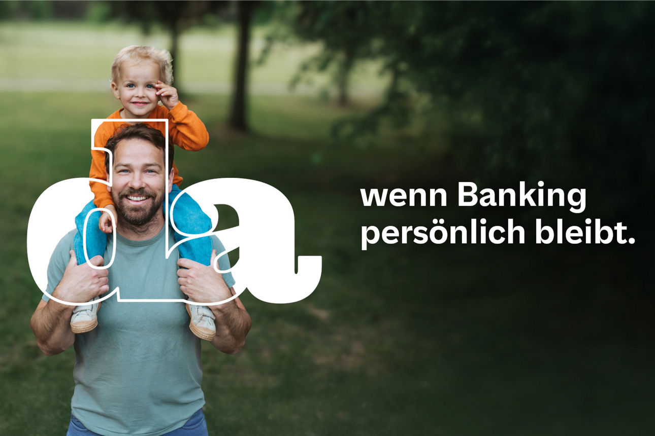 Vater trägt seinen kleinen Sohn lachend auf den Schultern während sie gemeinsam in einem Park stehen