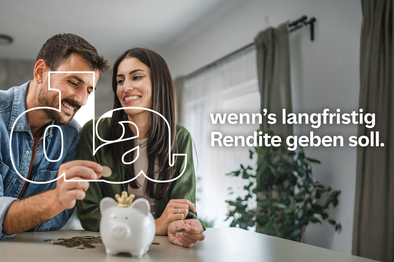 Lächelndes Paar sitzt am Tisch zählt Münzen und wirft sie in ein weißes Sparschwein beide wirken zufrieden und konzentriert