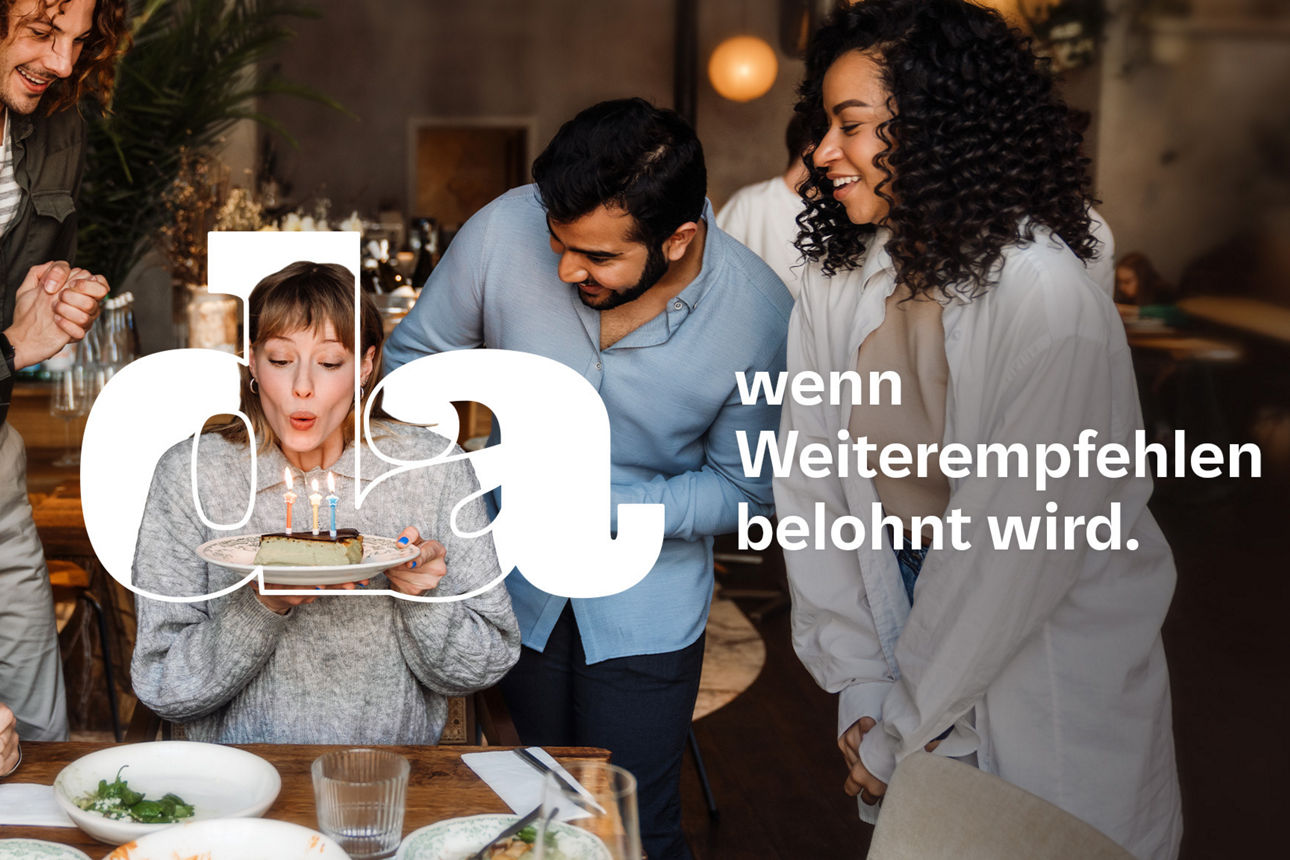 Gruppe junger Freundinnen und Freunde feiern Geburtstag