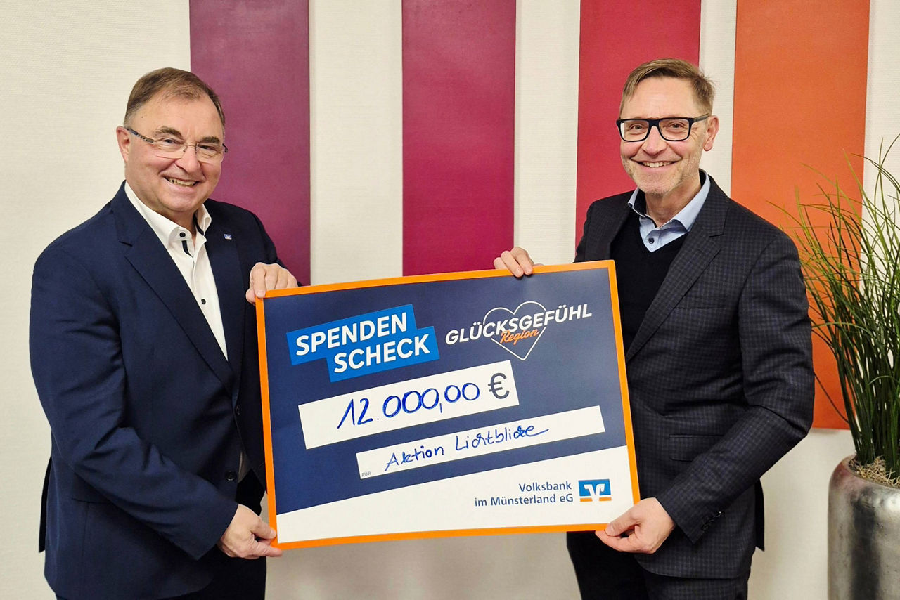 Aktion Lichtblicke: Übergabe des Spendenschecks durch Thomas Schmidt an Carsten Schoßmeier  (v.l.n.r.).