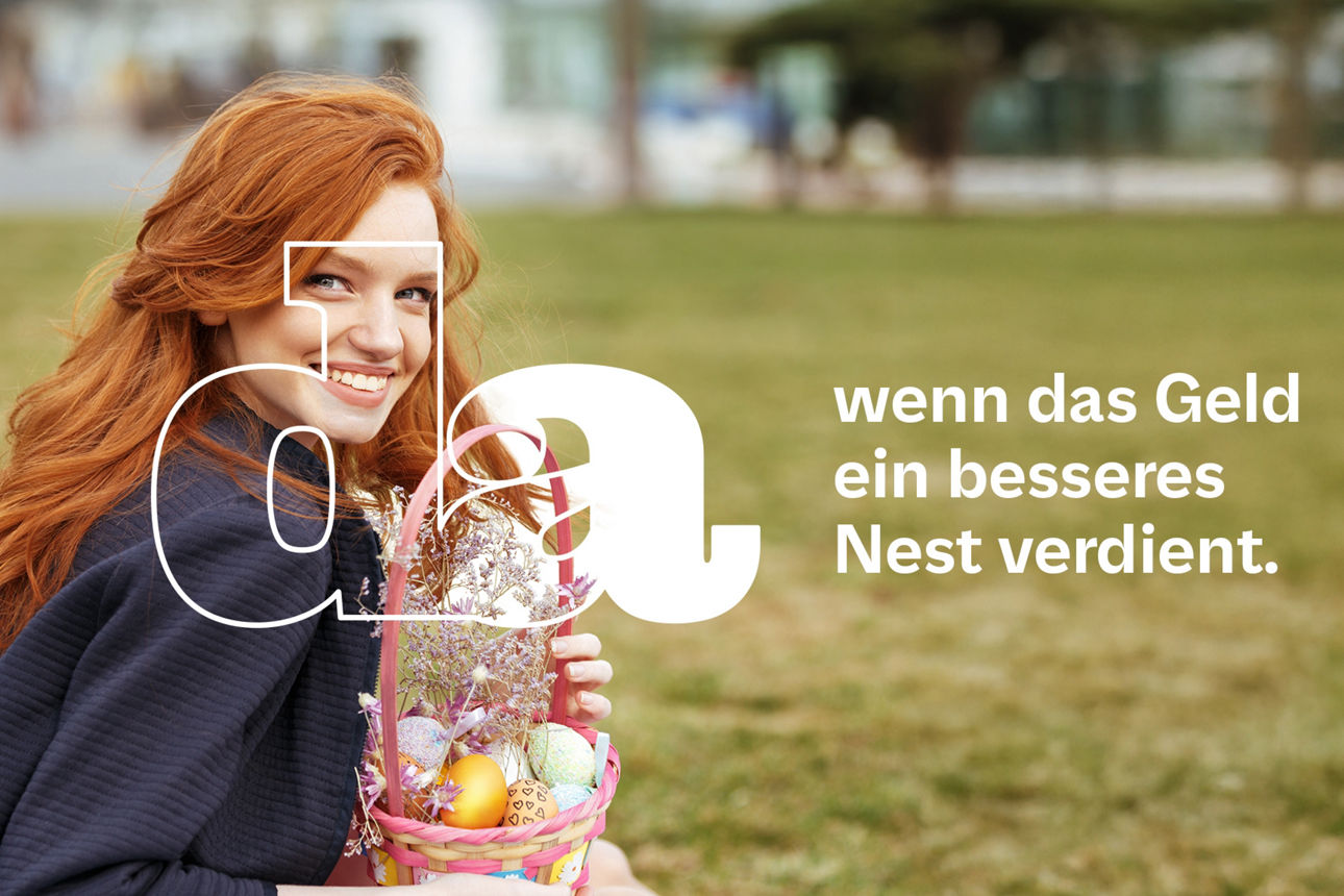 .Eine Familie feiert Geburtstag mit einer Torte an einem Tisch. Die Frau zündet die Kerze an.