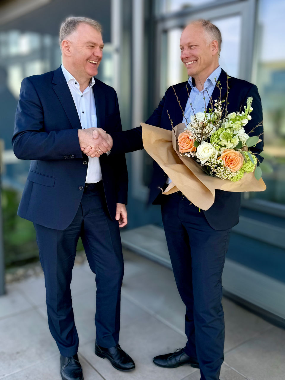 Jürgen Feistmann (Vorstandsmitglied) erteilt Claus Ripploh (Bereichsleitung Baumanagement) Prokura