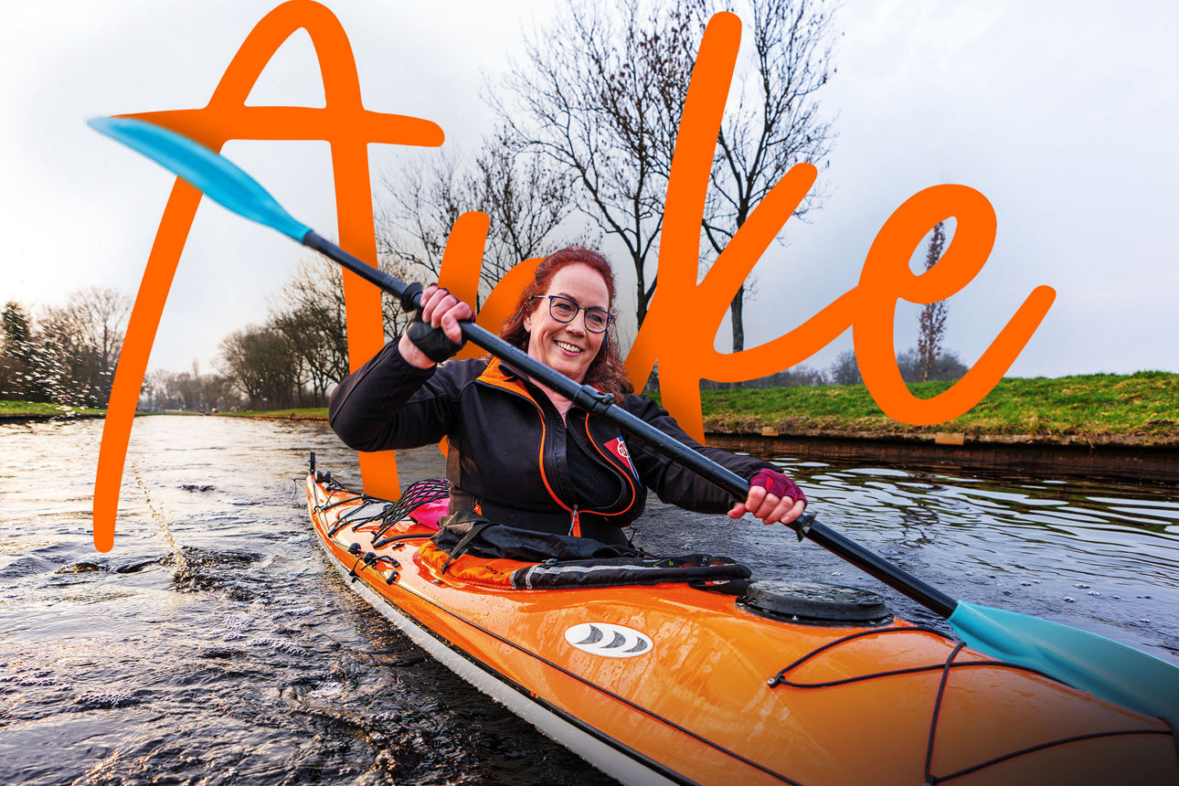Kajakfahrerin auf dem Kanal bei Sonnenschein