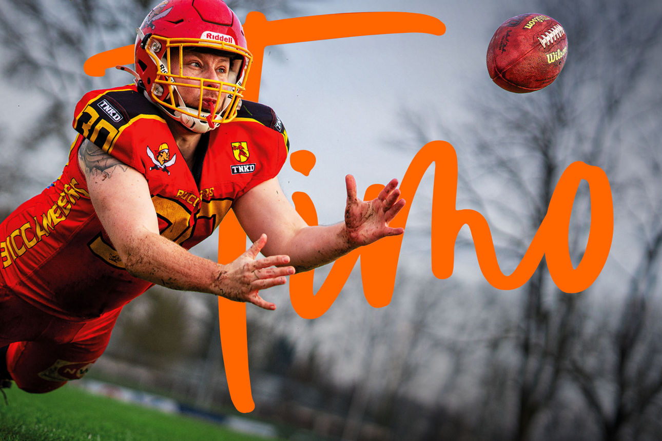 Kajakfahrerin auf dem Kanal bei Sonnenschein