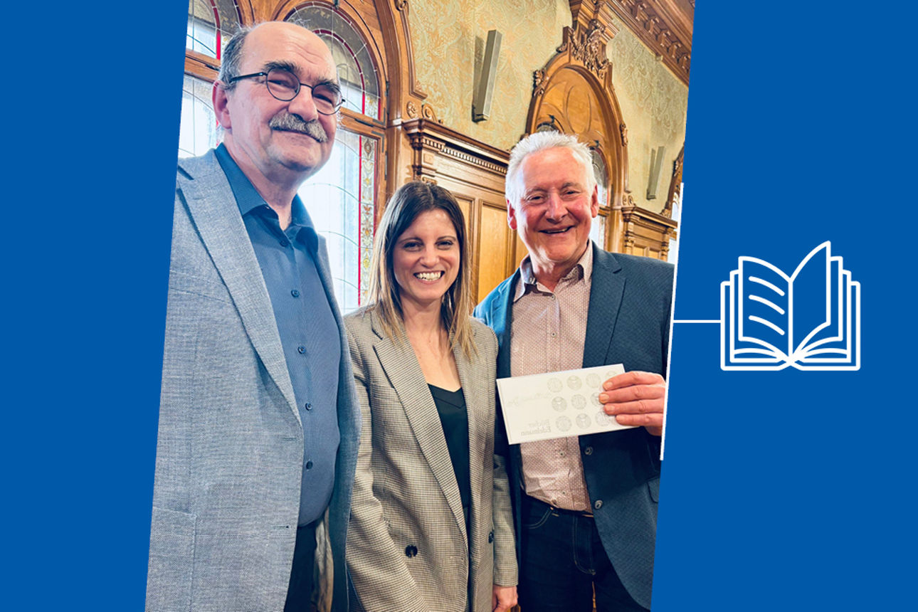 Nicole Münzberg, Vertriebsleiterin am Standort Fürth verleiht den Buchpreis