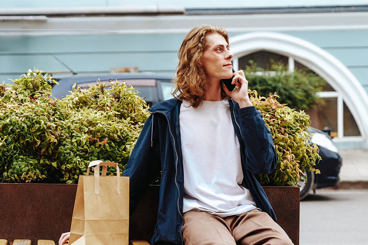 Ein Makler überreicht einem Paar einen Schlüsselbund