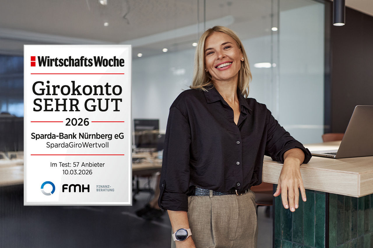 Eine Frau steht und lächelt, links ein Siegel "Girokonto"
