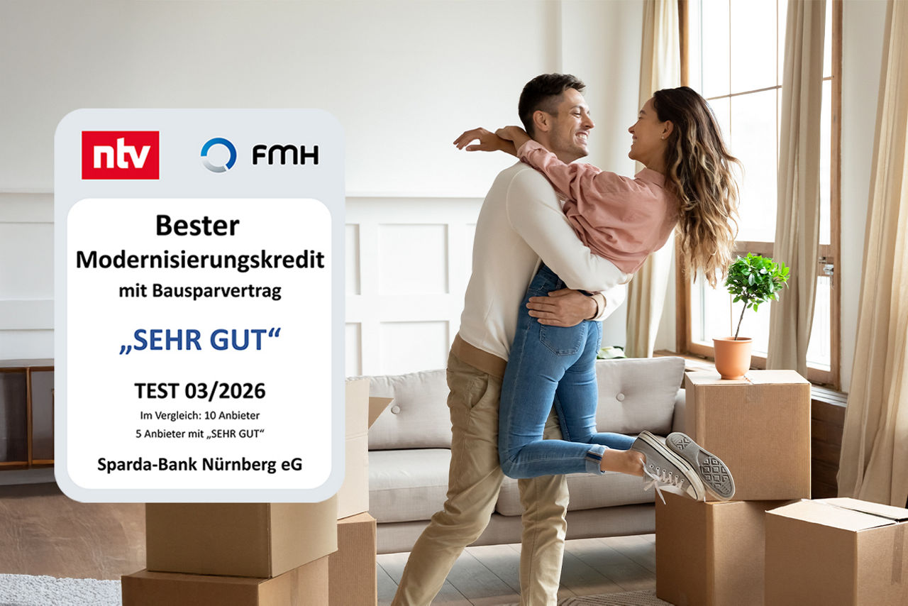 Ein Mann und eine Frau freuen sich in der neuen Wohnung, links ein Siegel "Beste Baufinanzierung""