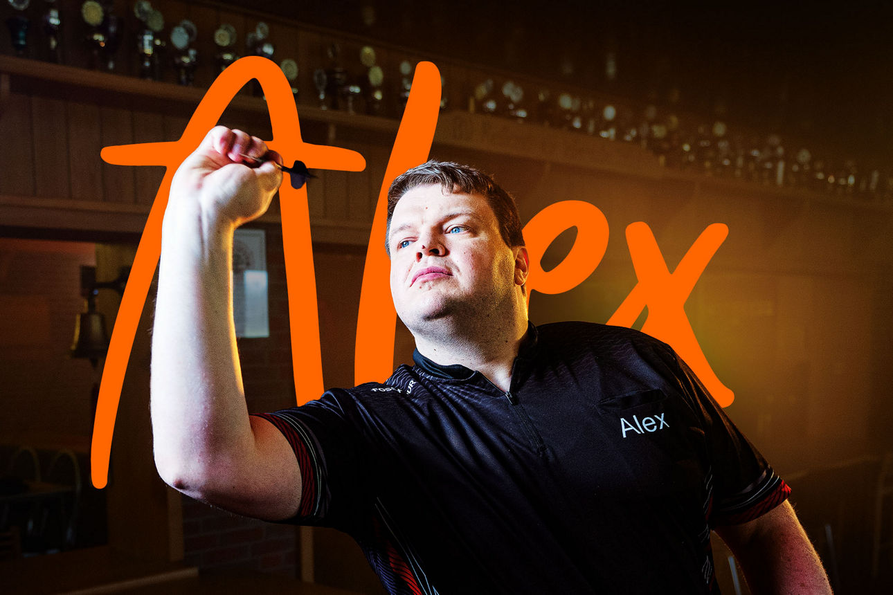 Kajakfahrerin auf dem Kanal bei Sonnenschein