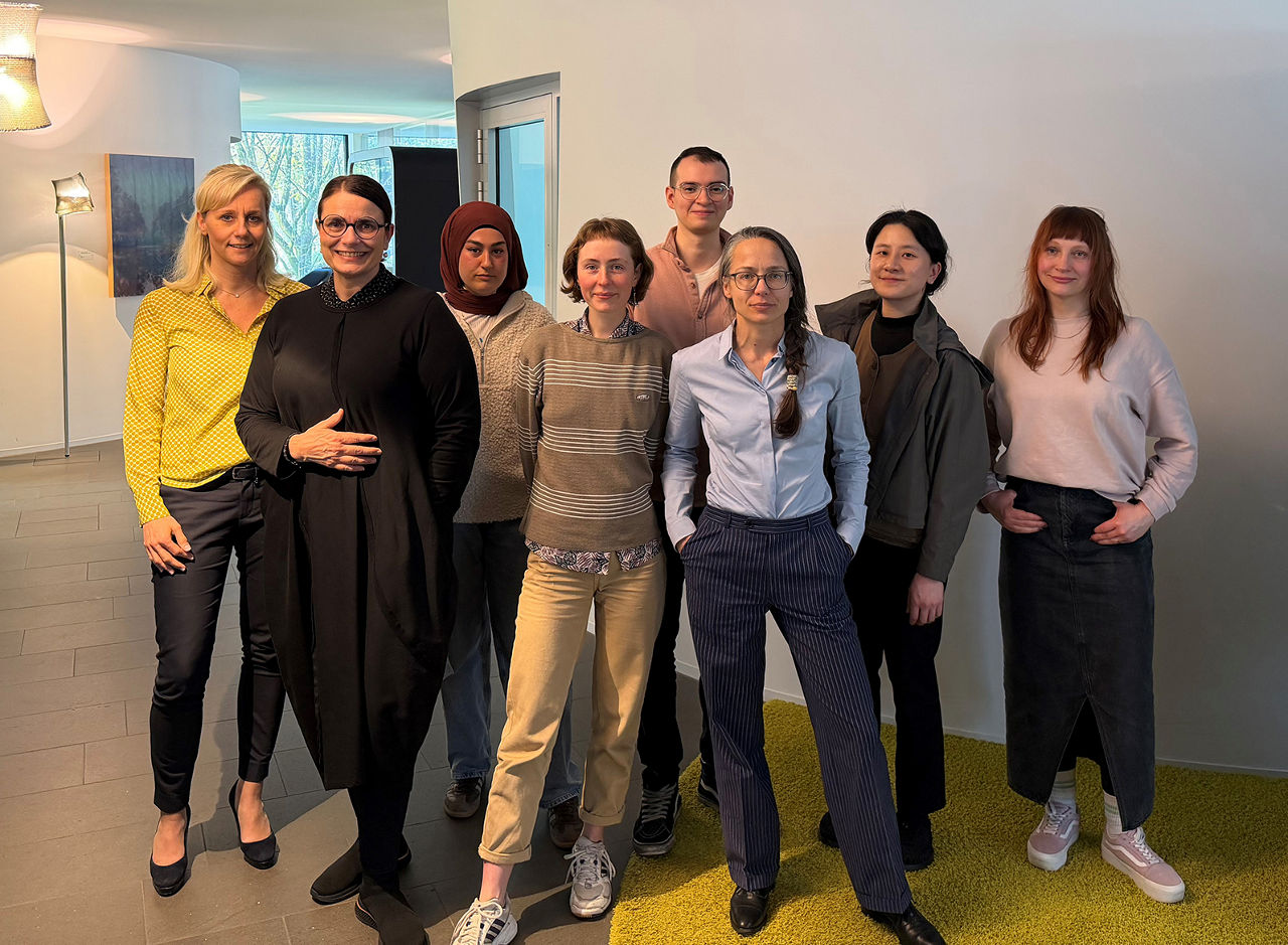 Ruth Jetmer (links) und Kathrin Dierkes (2.v.l.) mit Stipendiat:innen